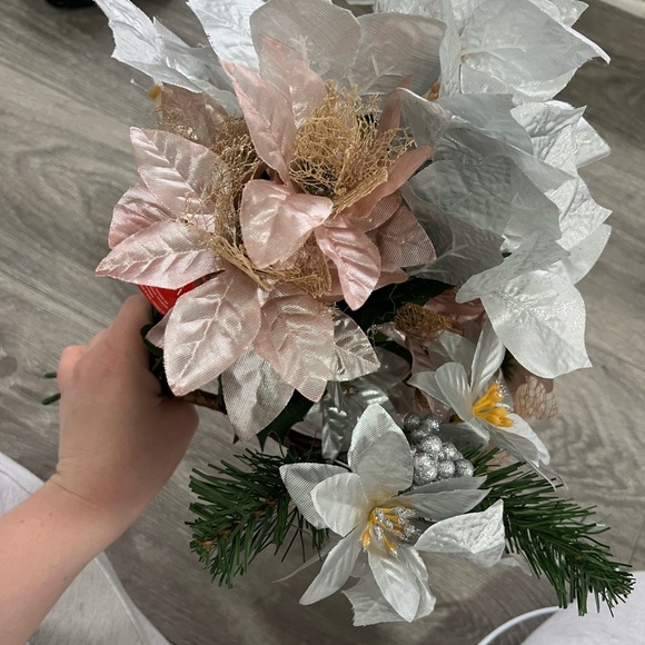 Fake Floral Pieces (9) - Picture 5 of 6